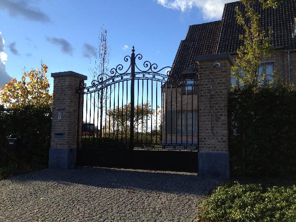 poort met vierkante spijlen en krullen handgemaakt.JPG